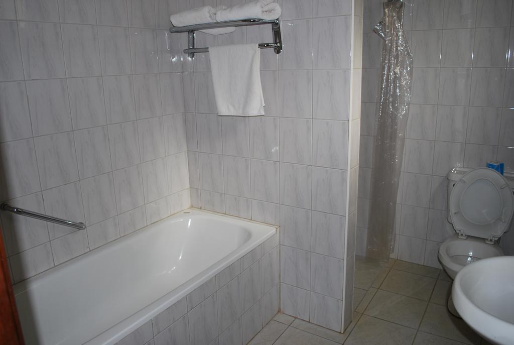 Parkview Inn Moshi Habitación foto
